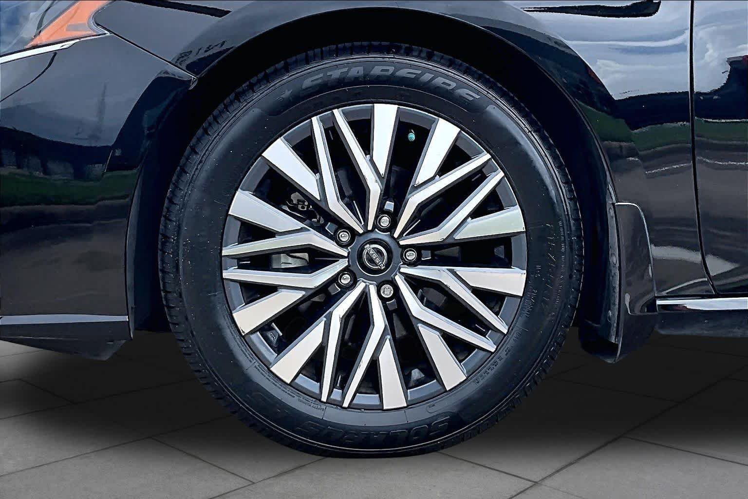 Used 2023 Super Black Nissan 2.5 SV image 11