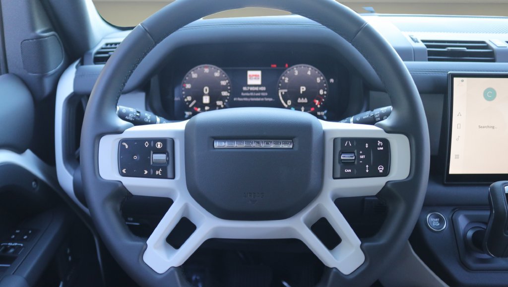 Used 2025 White Land Rover X-Dynamic SE image 18