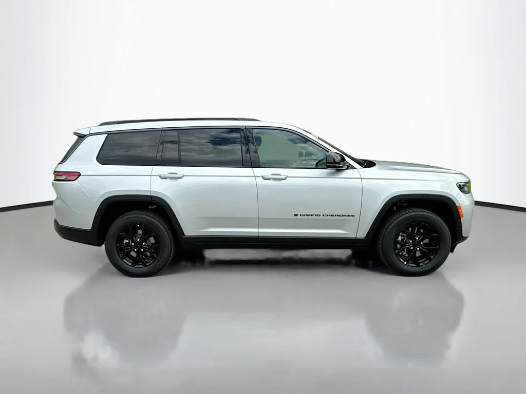 New 2026 Silver Zynith Jeep Laredo Altitude image 3
