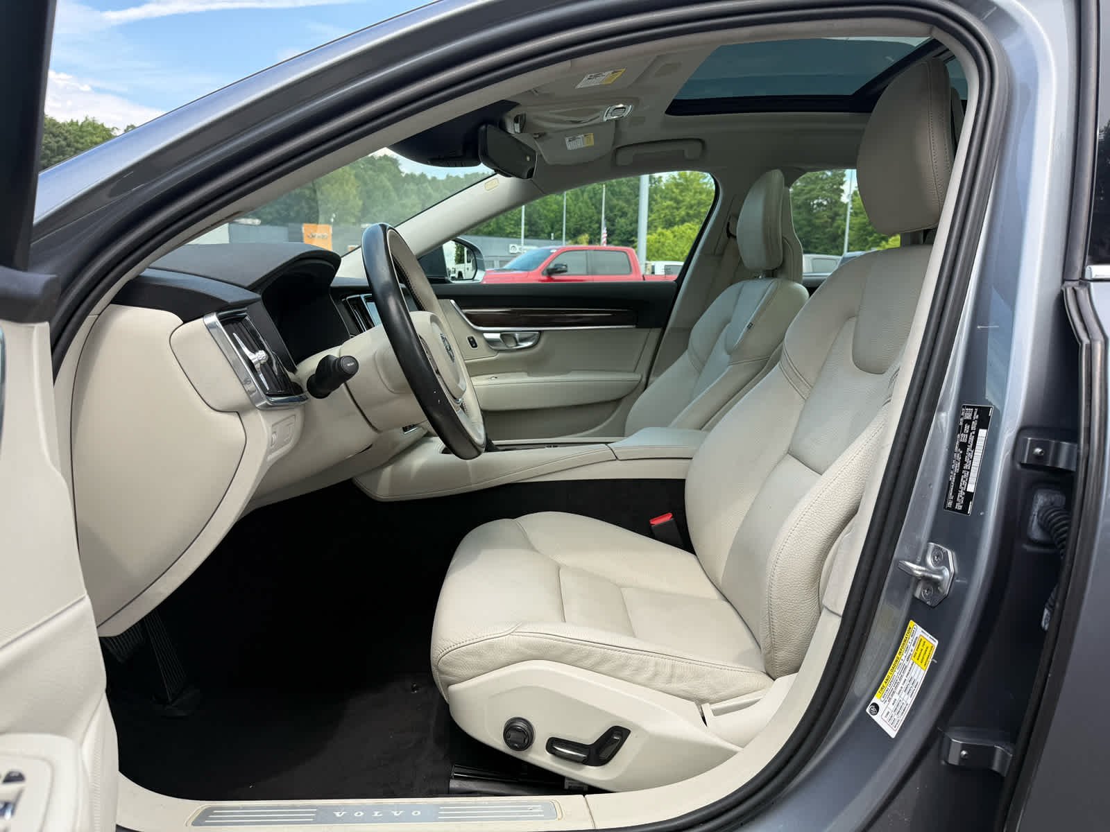 Used 2018 OSMIUM GRAY METALLIC Volvo Momentum image 12