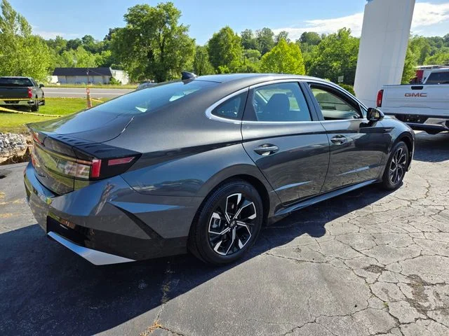 Used 2025 Gray Hyundai SEL image 8