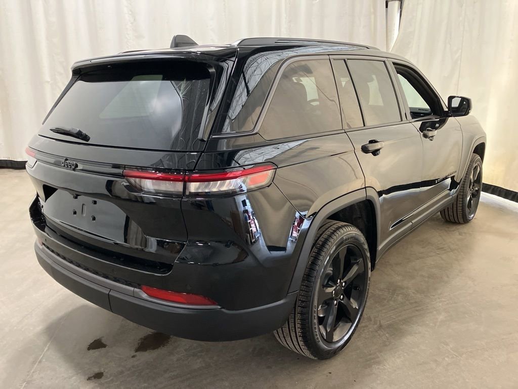 New 2026 Diamond Black Crystal Pearl-Coat Exterior Paint Jeep Limited image 22