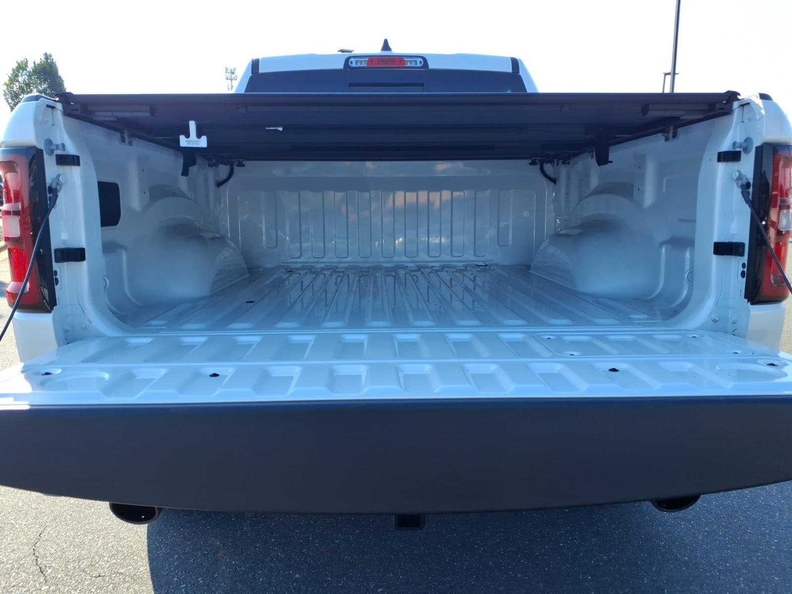 New 2026 Ivory White Tri-Coat Pearl-Coat Exterior Paint RAM Laramie image 31