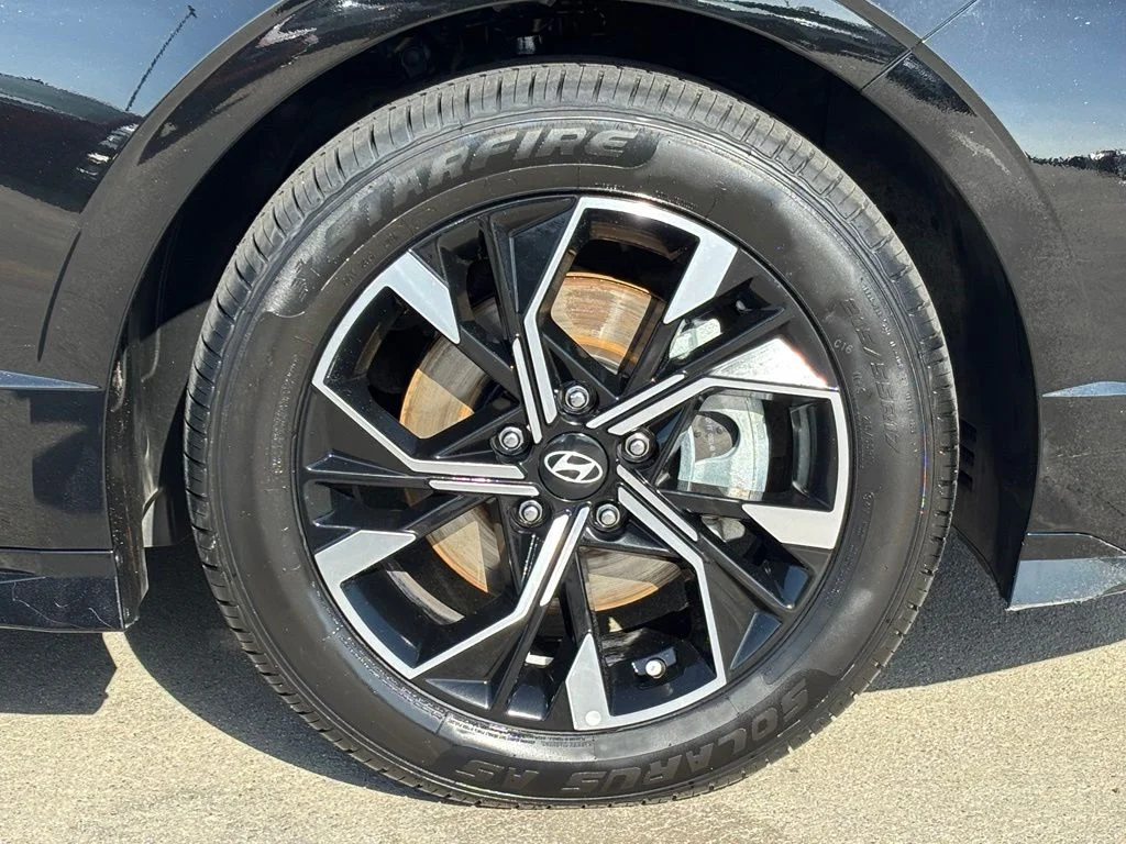 Used 2025 Black Hyundai SEL image 25