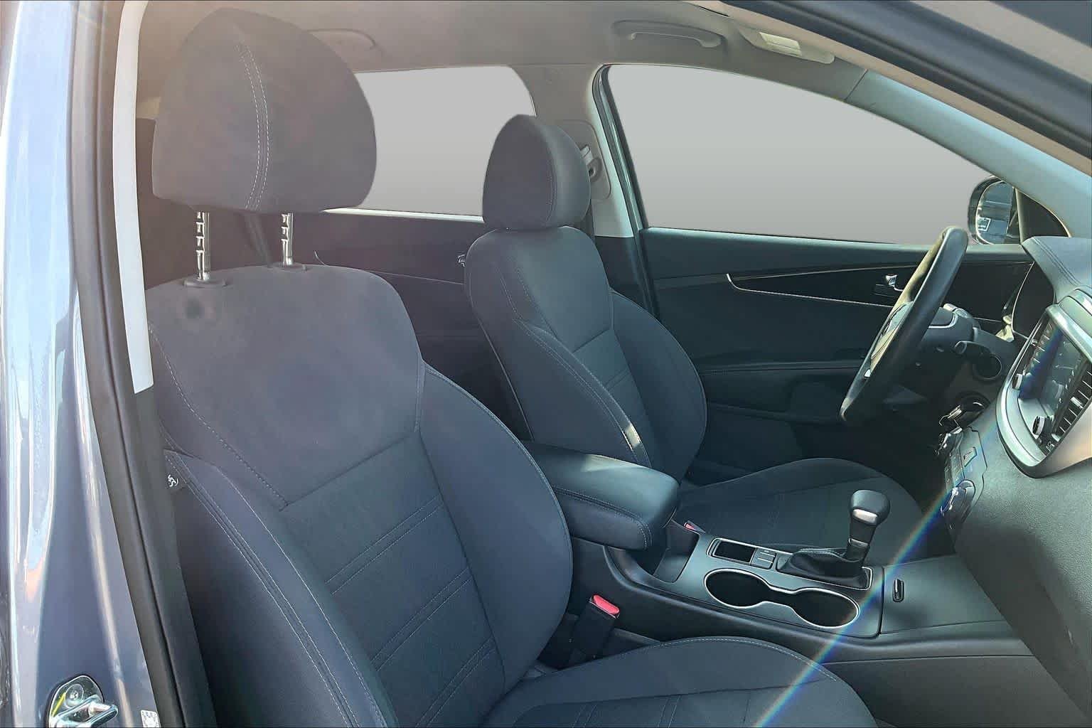 Used 2019 Everlasting Silver Kia L image 8