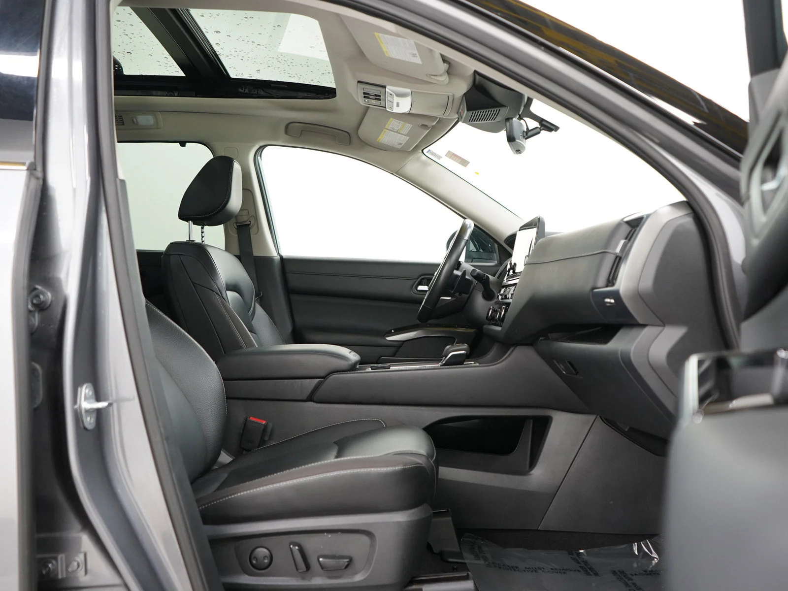 Used 2023 Gun Metallic/Super Black Nissan SL image 11