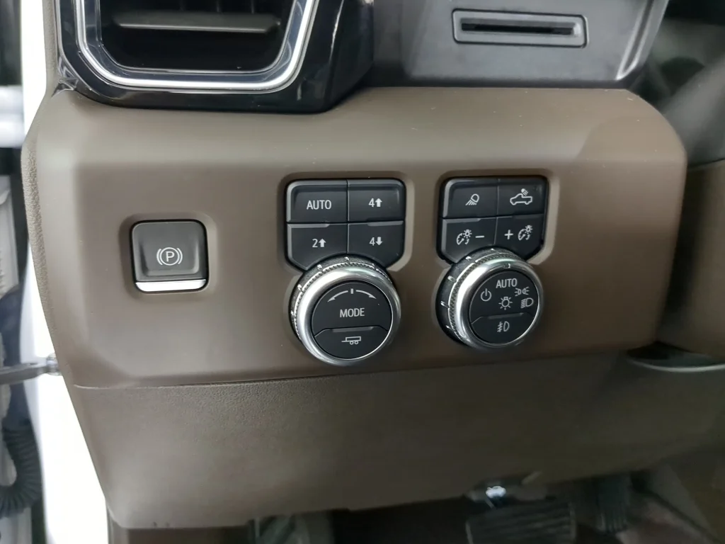Used 2022 White GMC Denali image 30