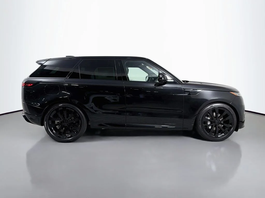 New 2026 Santorini Black Land Rover Dynamic SE image 4