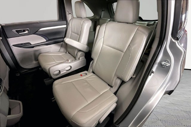 Used 2017 Silver Toyota XLE image 20