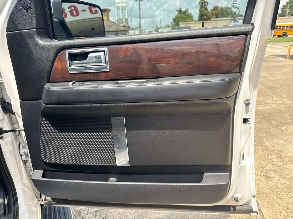 Used 2017 White Lincoln Select image 34