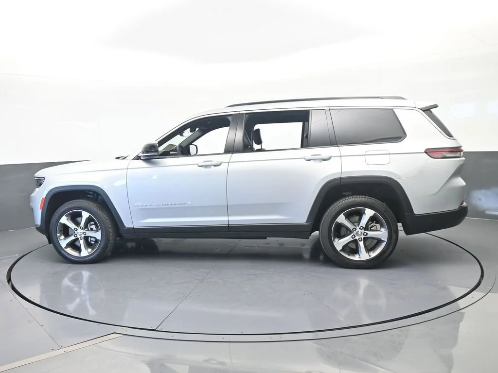 Used 2025 Silver Jeep Limited image 3