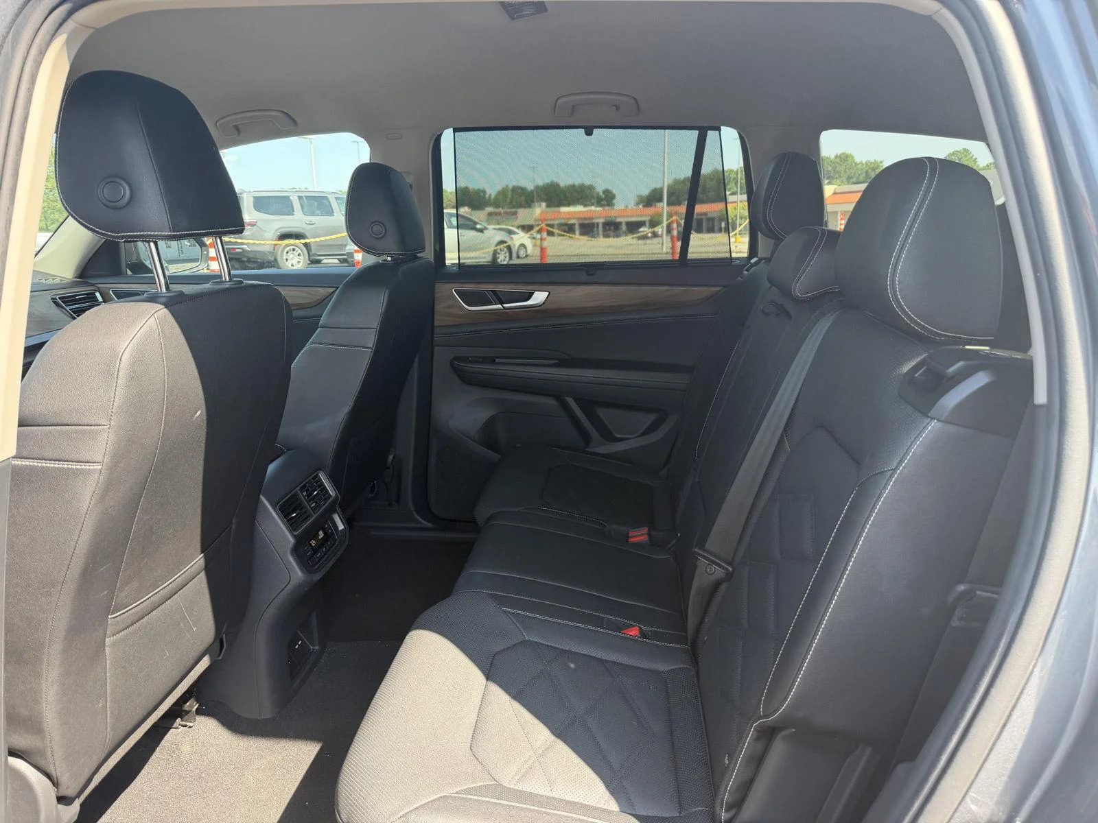 Used 2025  Volkswagen 2.0T SE w/Technology image 15