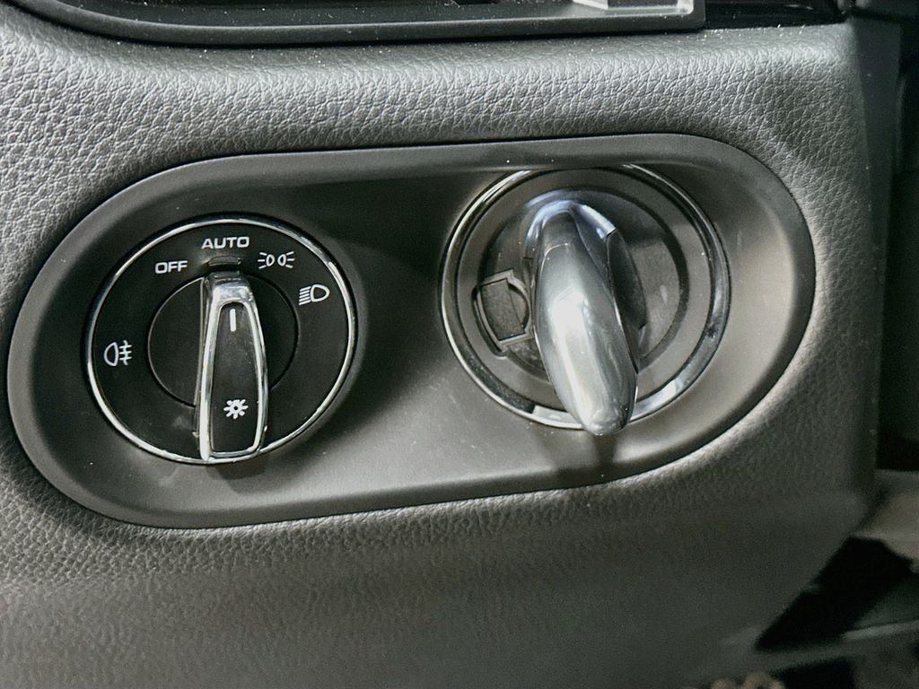 Used 2025  Porsche  image 11