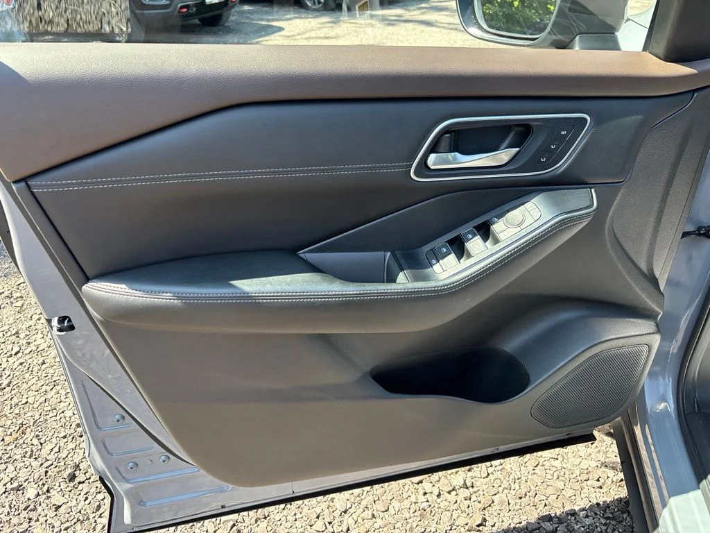 Used 2023 Gray Nissan Platinum image 18