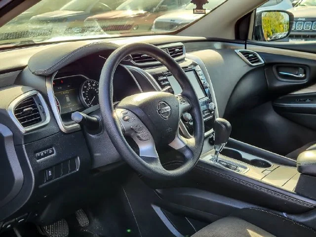 Used 2017 Red Nissan S image 9