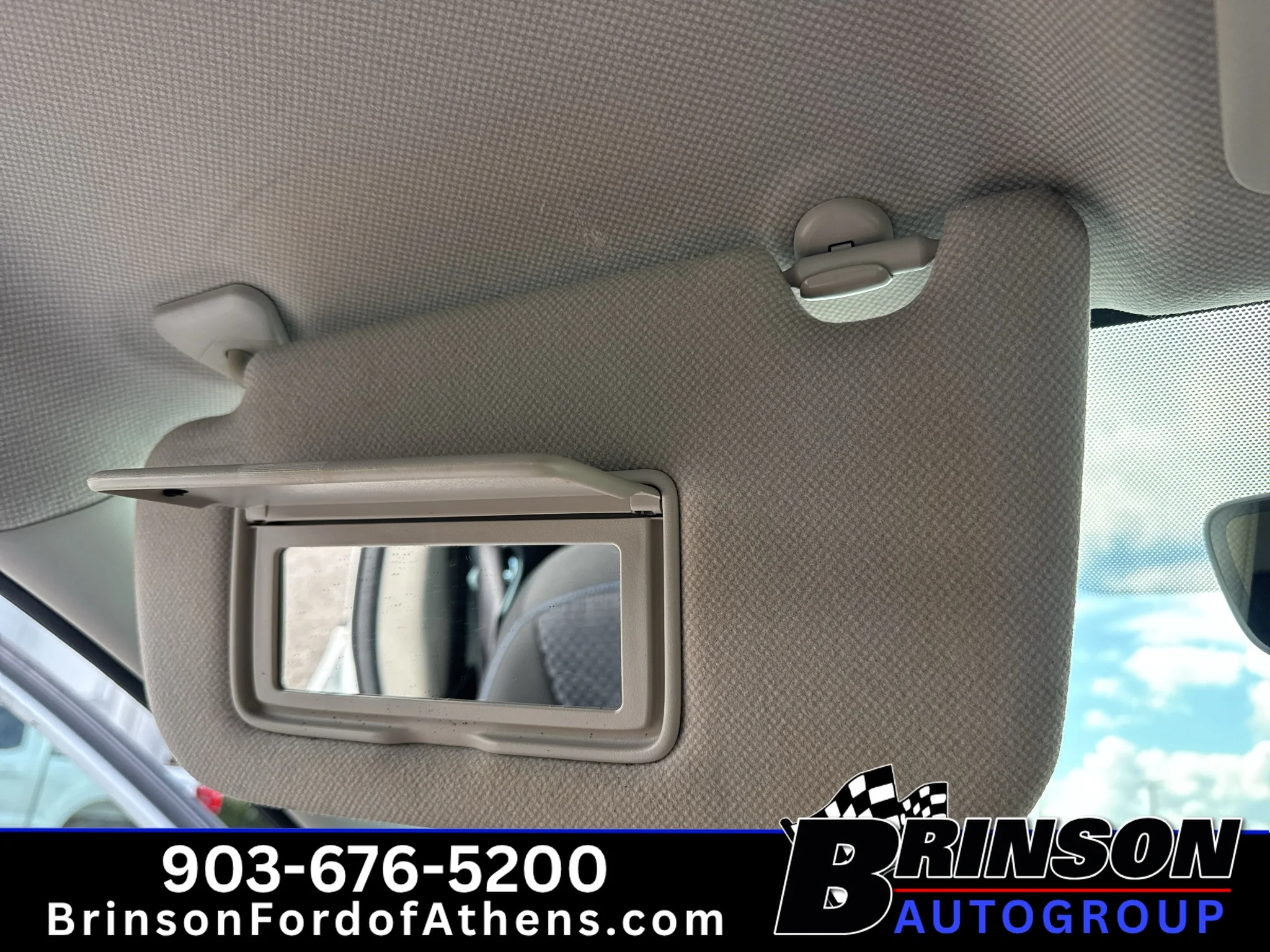 Used 2018 Aspen White Nissan SR image 27