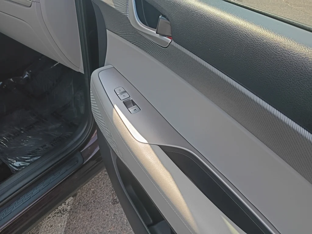 Used 2025  Hyundai SEL image 9