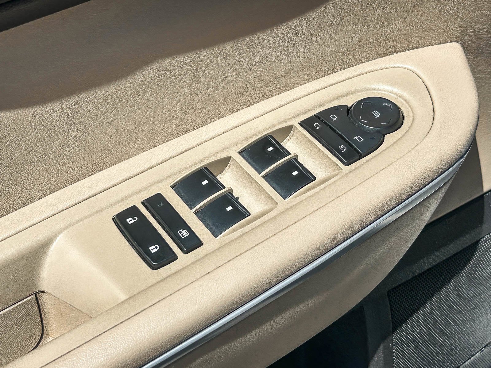 Used 2011 WHITE DIAMOND TRI GMC SLT2 image 25