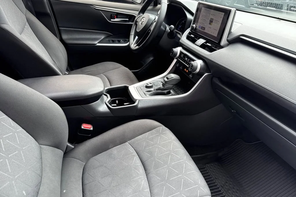 2025 Toyota RAV4 XLE - Photo 16