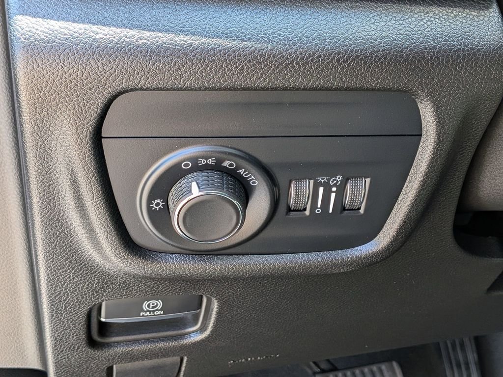 Used 2023 White Jeep Laredo image 14