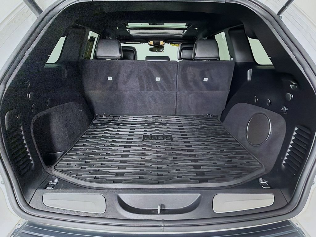 Used 2019 Ivory 3-Coat Jeep Overland image 28