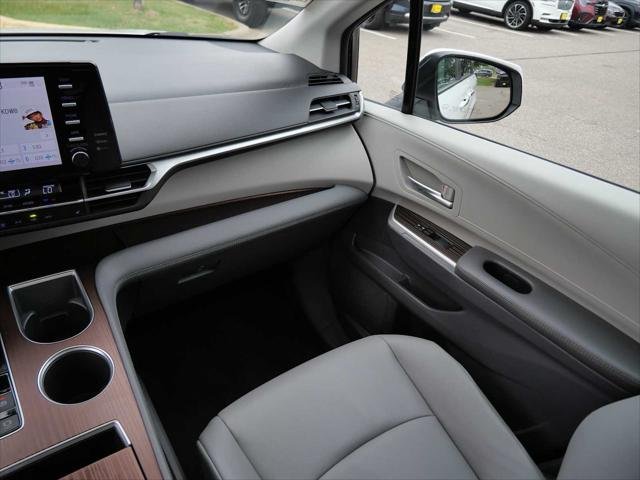 Certified Used 2022 WIND CHILL PEARL Toyota  image 12
