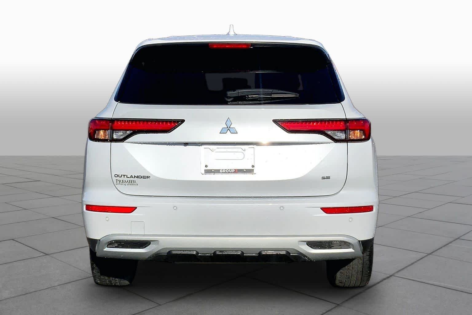 Pre-Owned 2024 Mitsubishi Outlander SE