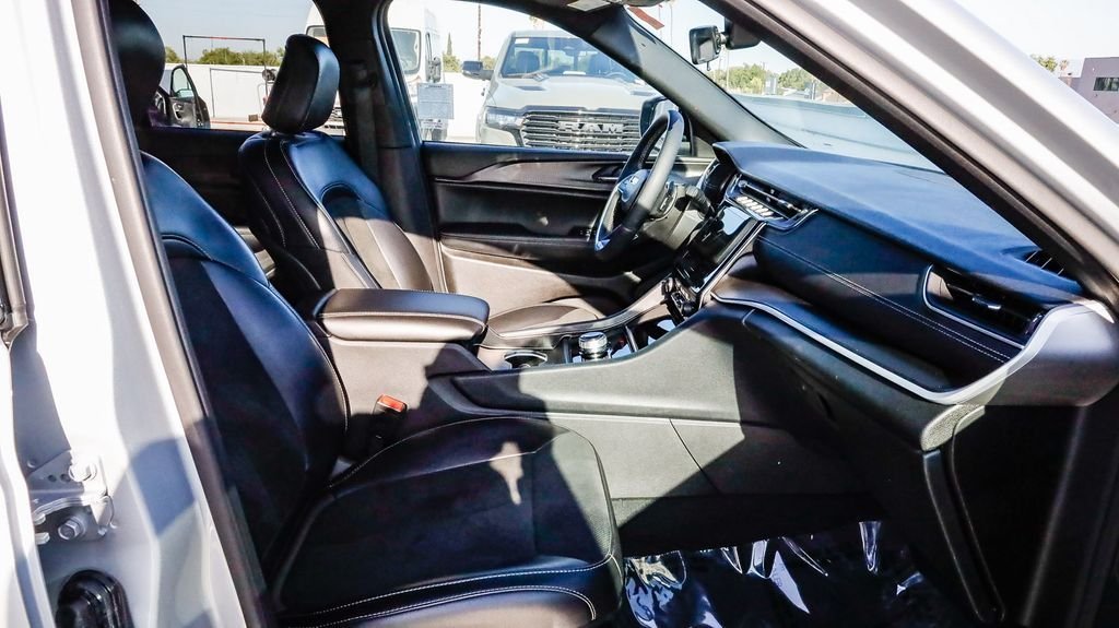 Used 2025 Silver Jeep Altitude image 20