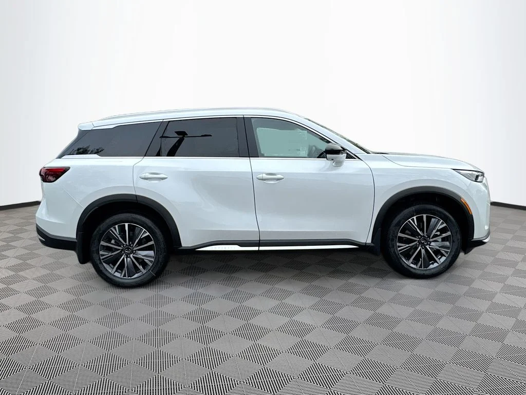 Certified Used 2026 White INFINITI LUXE image 5