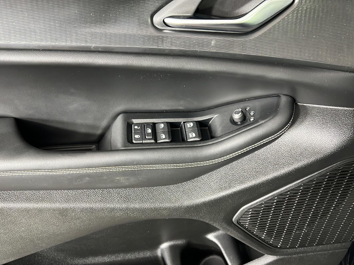 Used 2023 Diamond Black Crystal Pearlcoat Jeep Laredo image 4