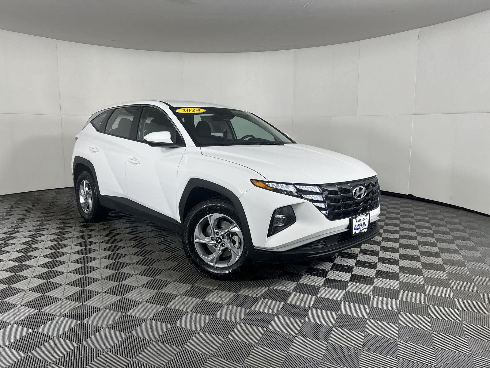 Used 2024 White Pearl Hyundai SE image 17