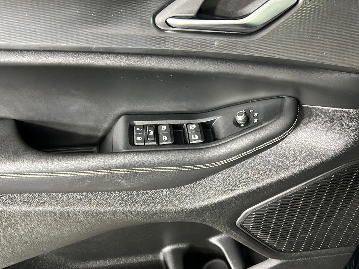 Used 2023 Diamond Black Crystal Pearlcoat Jeep Laredo image 4