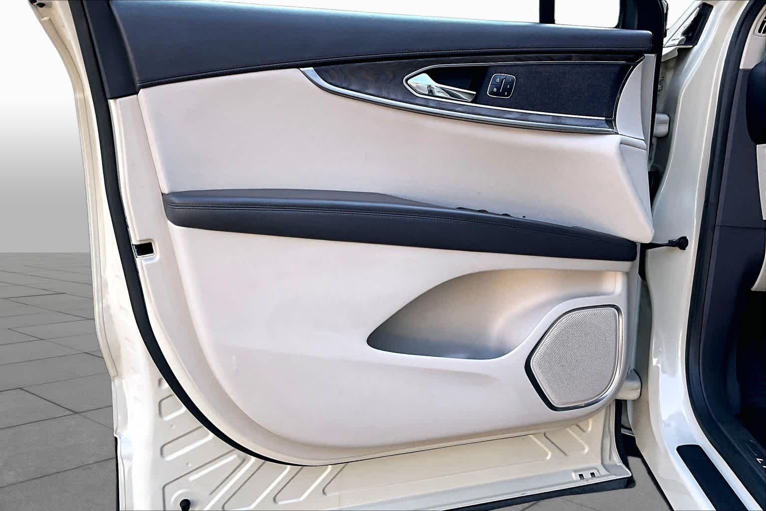 Used 2018 Ivory Pearl Lincoln Select image 22
