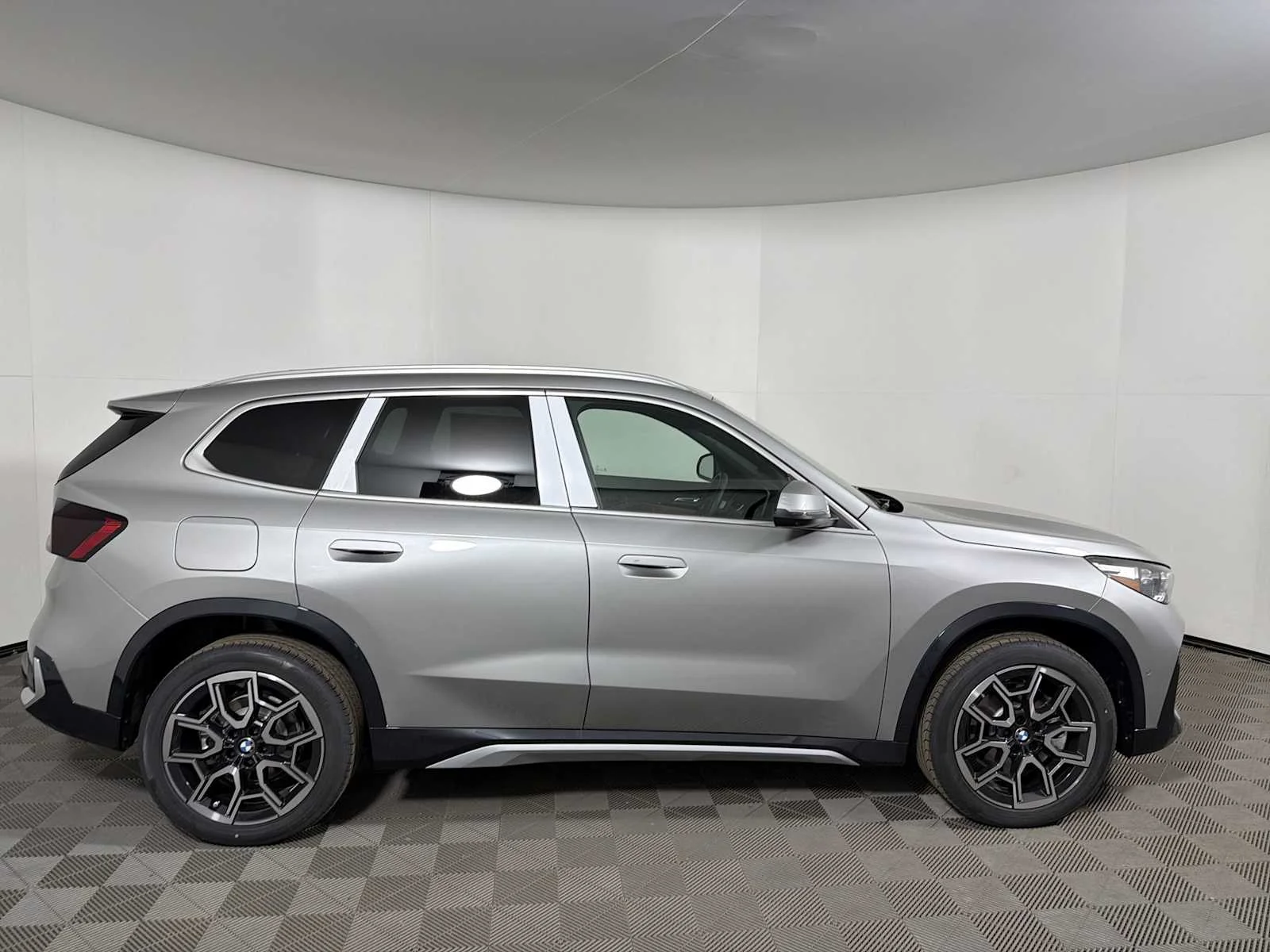 New 2026 Space Silver Metallic BMW xDrive28i image 8