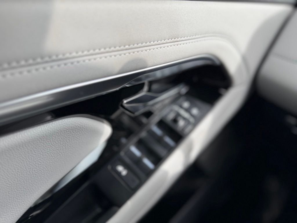 Used 2023  Land Rover R-Dynamic SE image 19