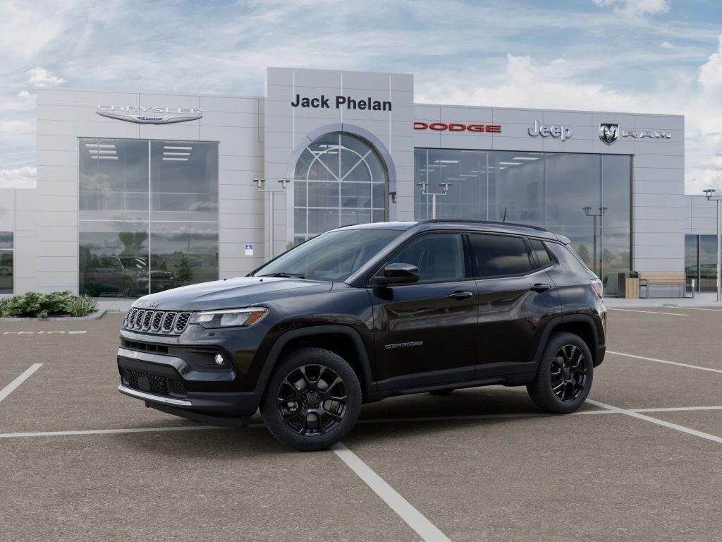 New 2026 Diamond Black Crystal Pearl-Coat Exterior Paint Jeep Latitude image 2