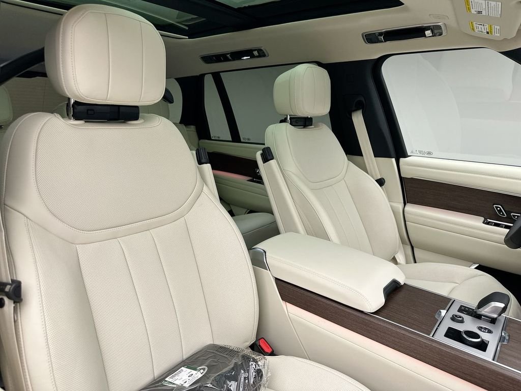 New 2027 Santorini Black Land Rover SE image 6