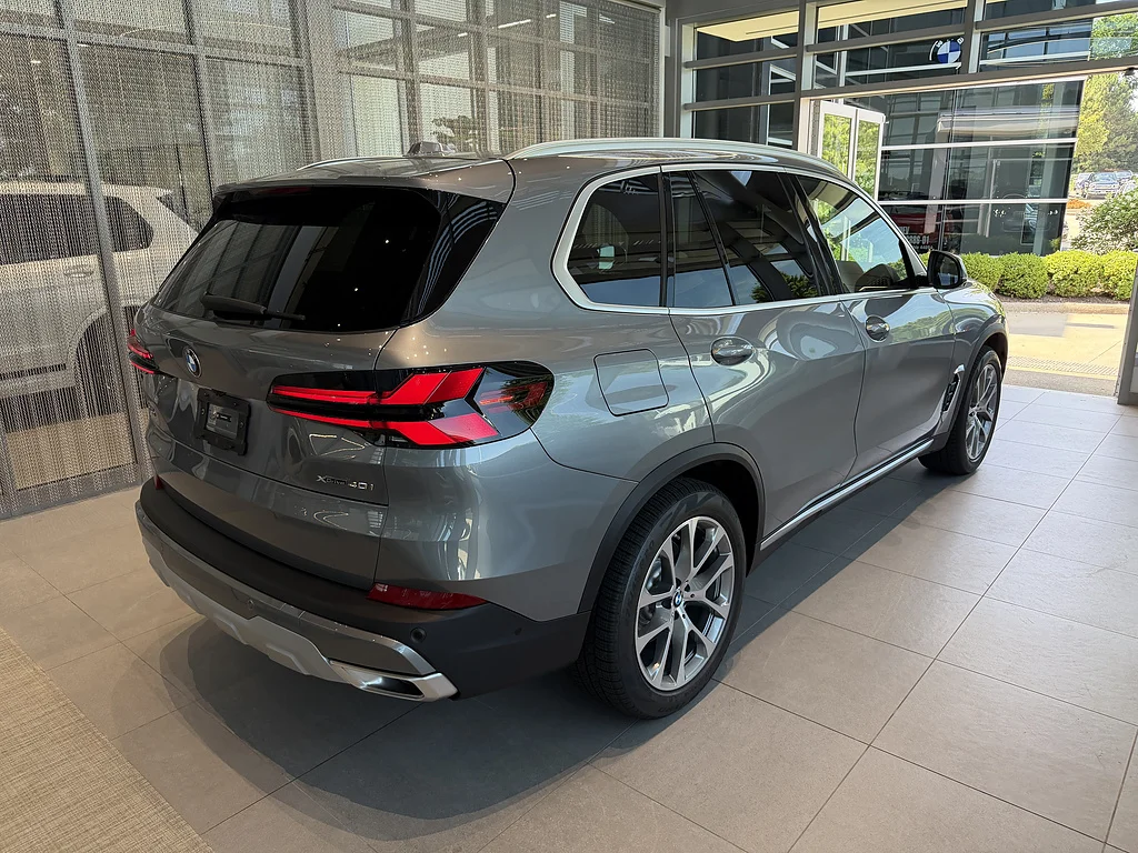 New 2026 Skyscraper Grey Metallic BMW xDrive40i image 6