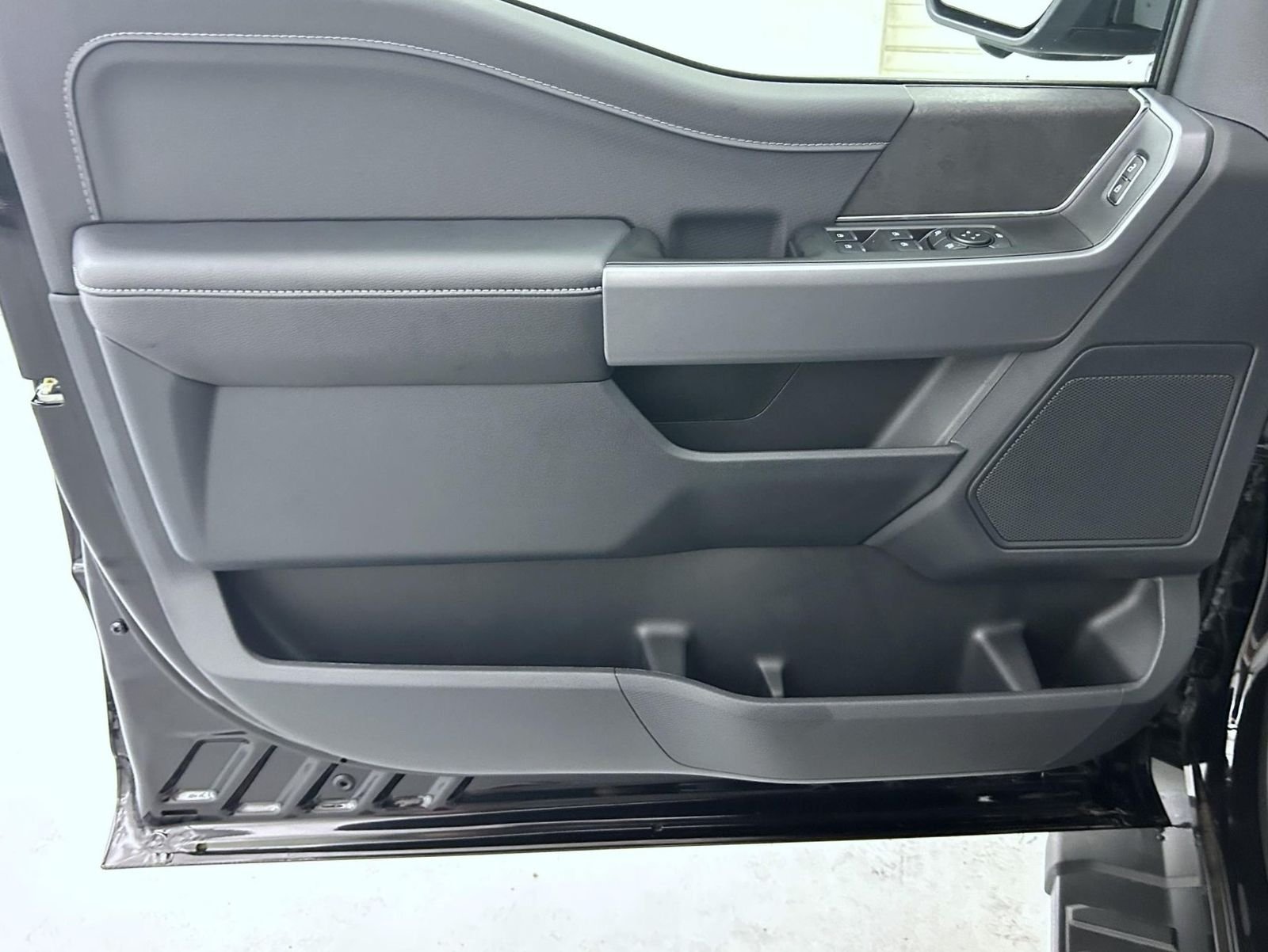 New 2026 Agate Black Metallic Ford XLT image 9