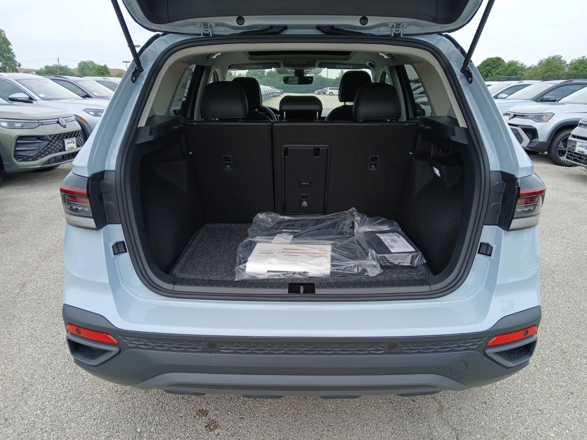 New 2026 Monument Gray W/Deep Black Roof Volkswagen 1.5T SE Black image 23