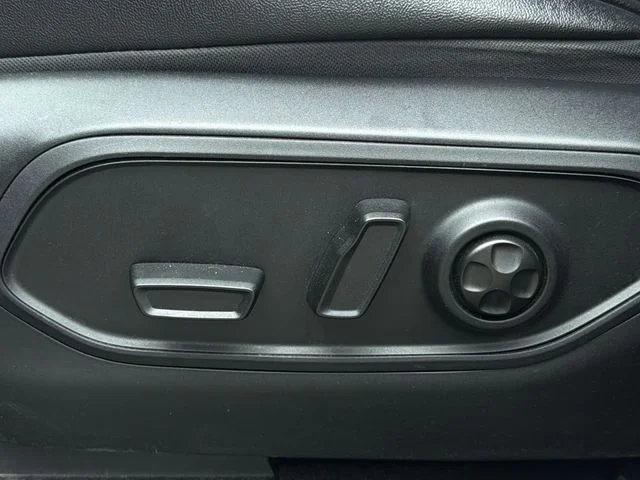Used 2023 White/off-white Jeep Altitude X image 23