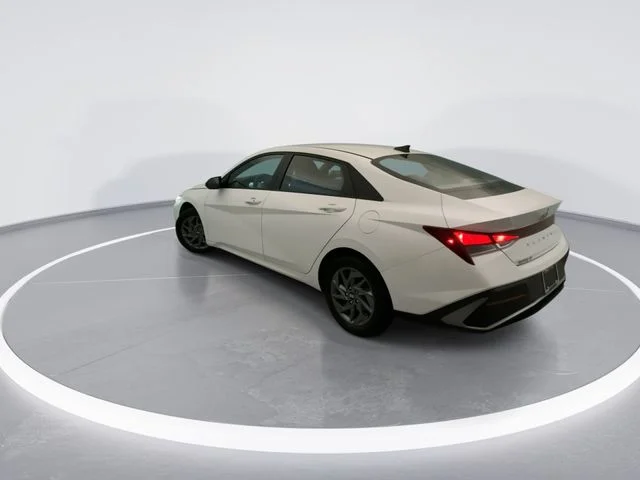 Used 2024 White Hyundai SEL image 4