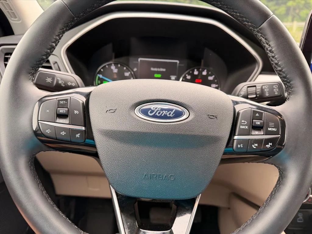 Used 2022 White Ford SE image 19