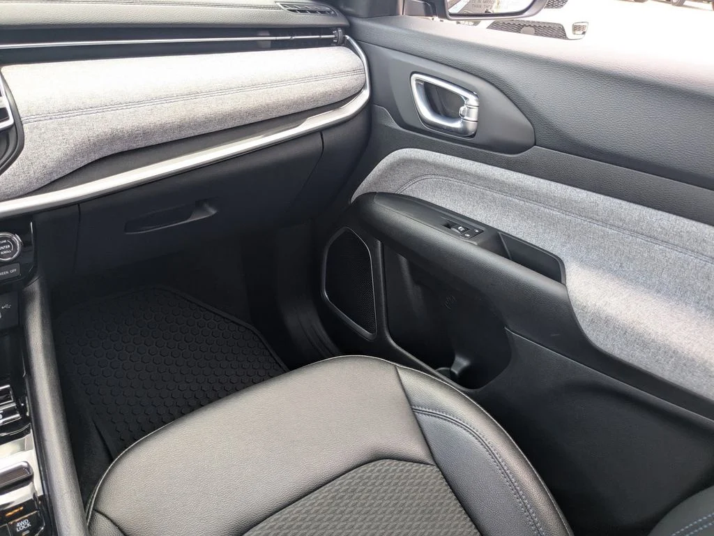 Used 2025 Black Jeep Latitude image 16