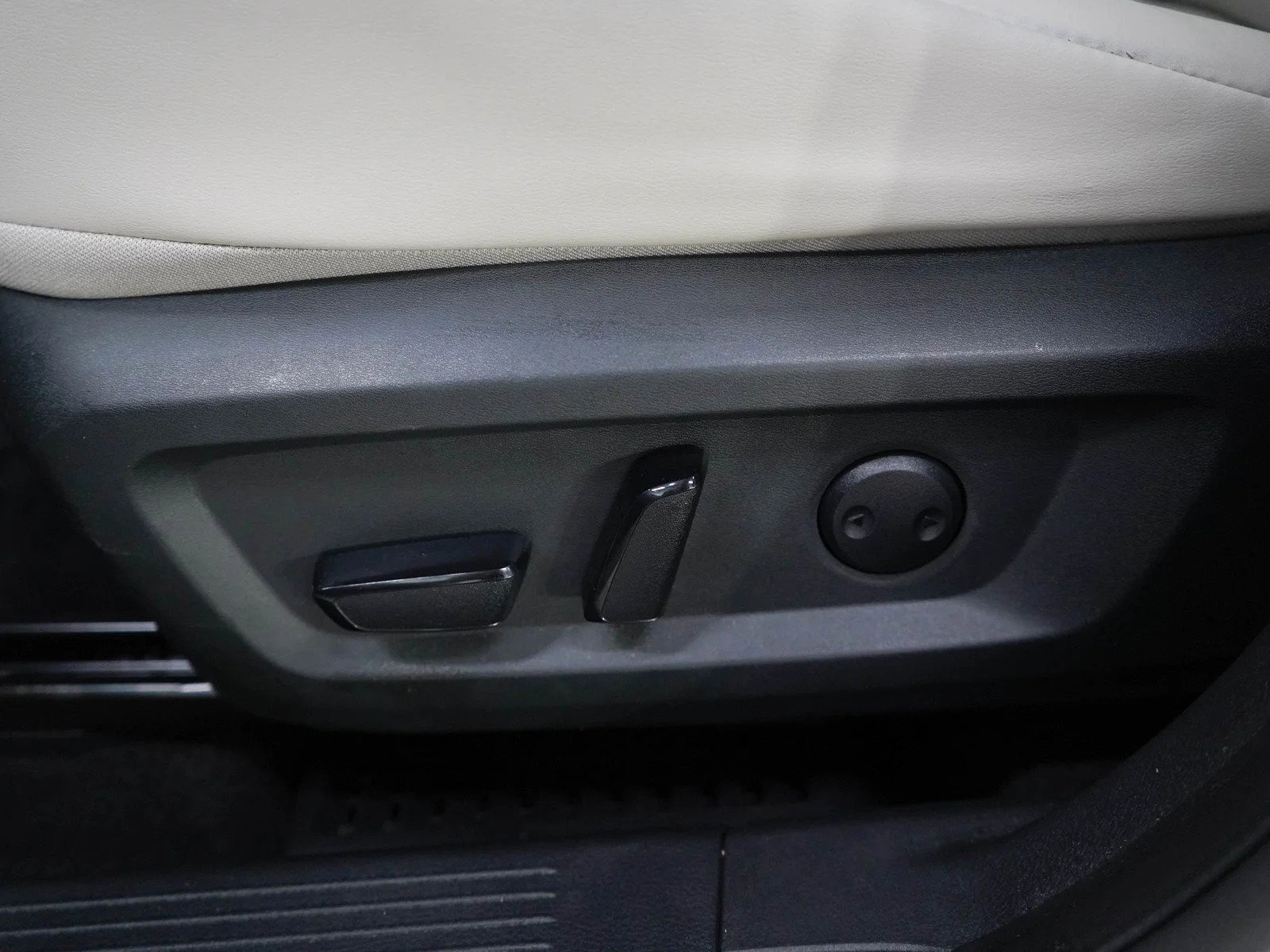 Used 2023 Pearl White Tricoat Nissan SV image 24