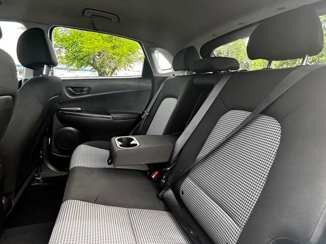 Used 2022 White Hyundai SE image 23