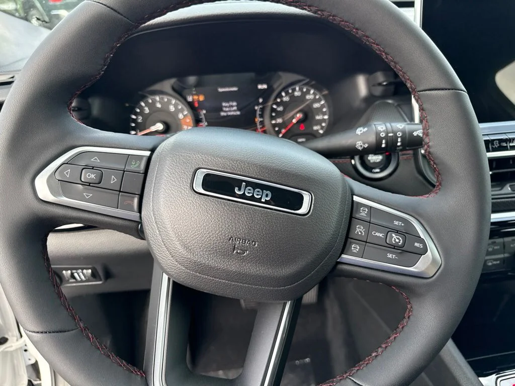 New 2026 Bright White Clear-Coat Exterior Paint Jeep Trailhawk image 21
