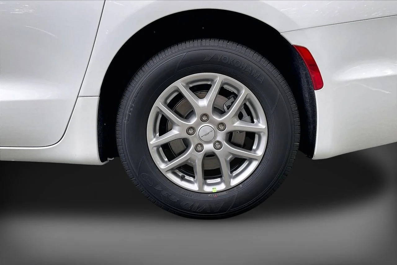 New 2027 Bright White Clear-Coat Exterior Paint Chrysler Select image 33