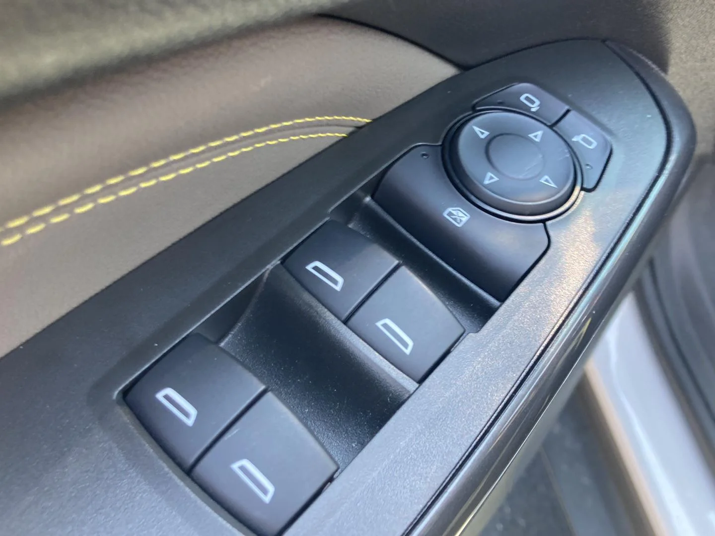 Used 2024 Summit White Chevrolet ACTIV image 12
