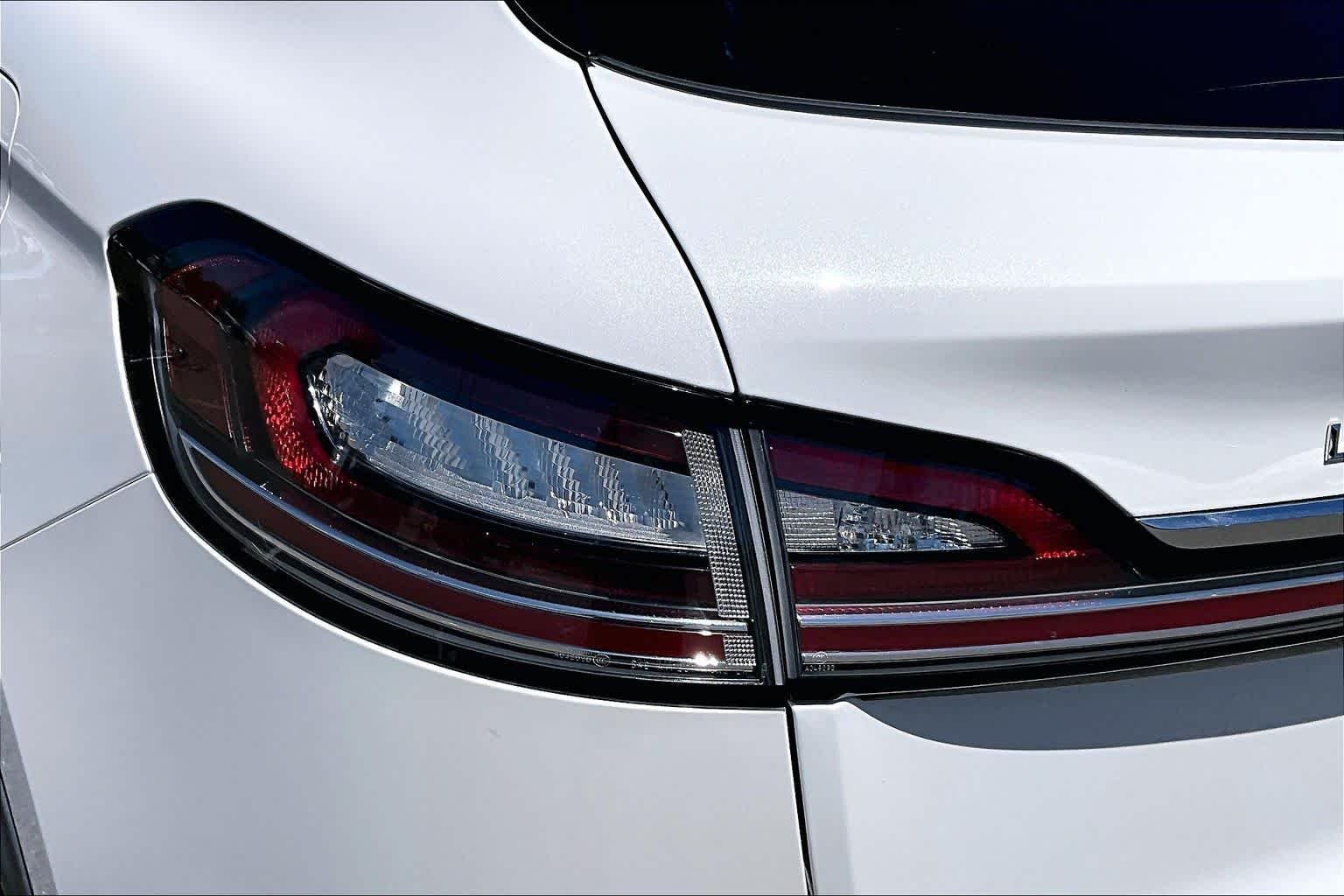 Used 2020 Pristine White Lincoln Standard image 27